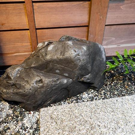 祇園せいじ庵。お風呂が素敵な貸切京町家。Netflix見放題。 Villa Kyoto Bagian luar foto