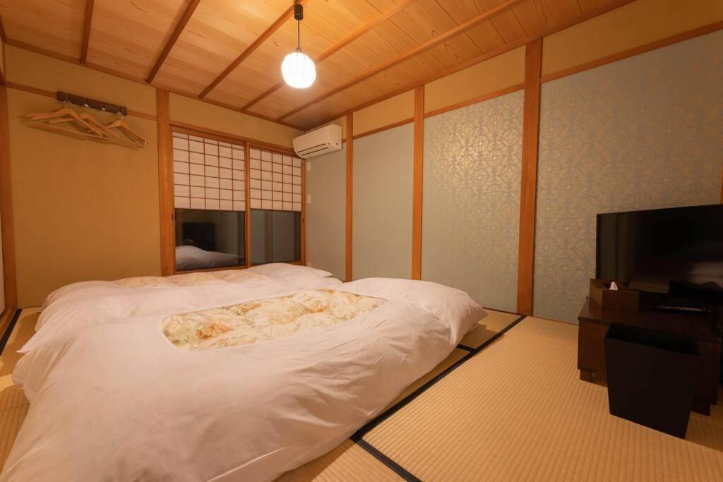 祇園せいじ庵。お風呂が素敵な貸切京町家。Netflix見放題。 Villa Kyoto Bagian luar foto