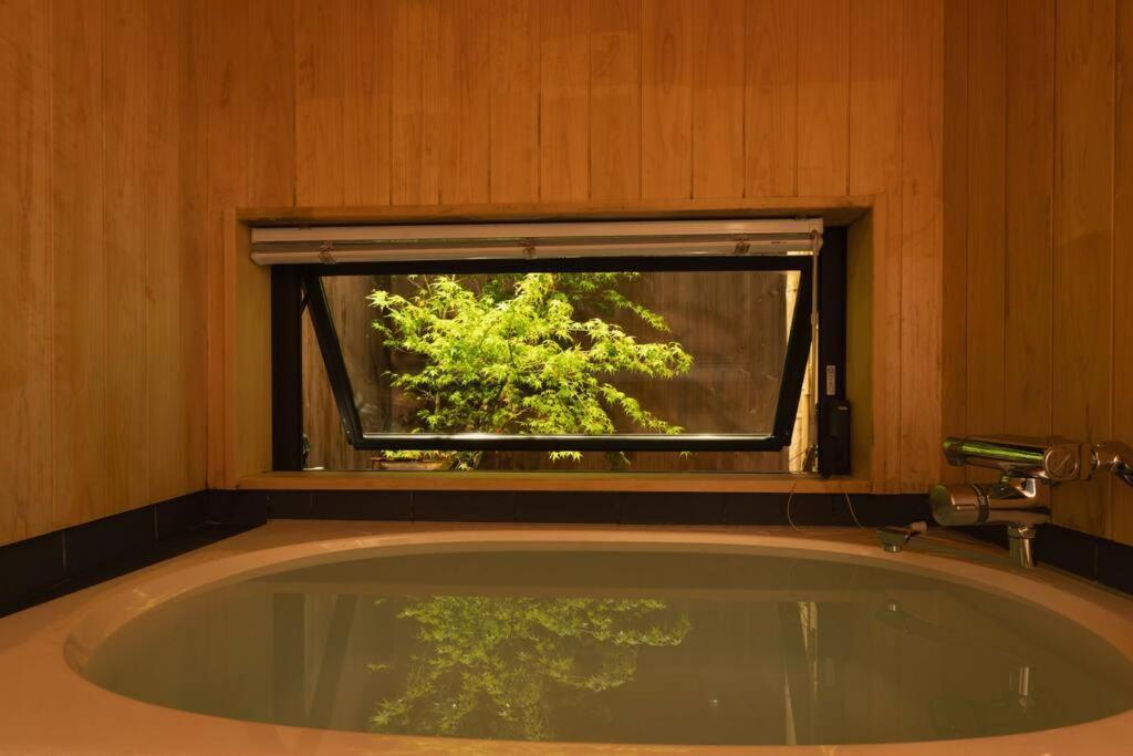 祇園せいじ庵。お風呂が素敵な貸切京町家。Netflix見放題。 Villa Kyoto Bagian luar foto