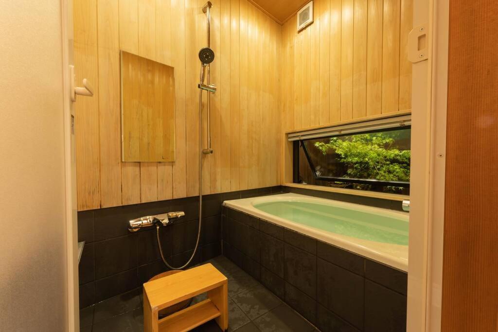 祇園せいじ庵。お風呂が素敵な貸切京町家。Netflix見放題。 Villa Kyoto Bagian luar foto